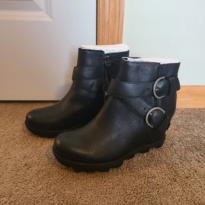 New in box sorel wedge